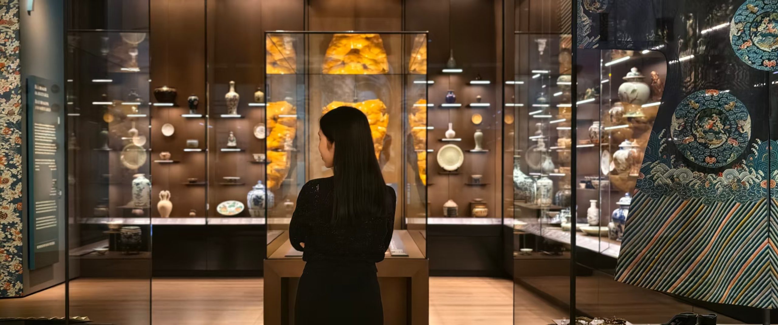 Chinese export porcelain in a museum gallery